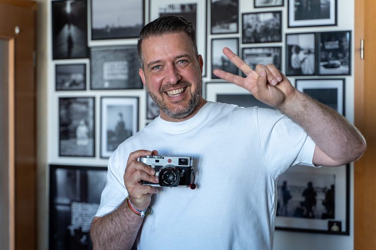 Maik Taubitz mit seiner Leica-Kamera
